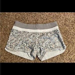 Lululemon Groovy Shorts Petite Fleur 10